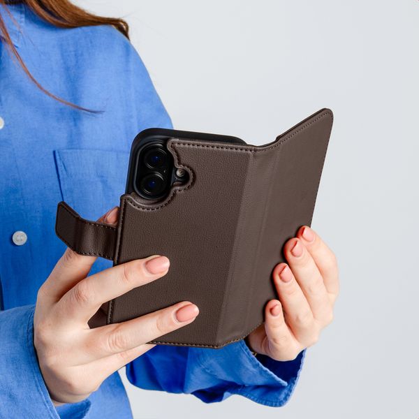 imoshion Cover a libro di lusso 2-in-1 rimovibile Apple iPhone 17e / 16e - Marrone