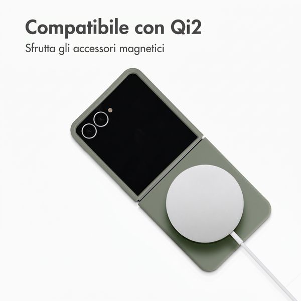 Accezz Cover in silicone liquido con MagSafe Samsung Galaxy Z Flip 8 - Cooper Green