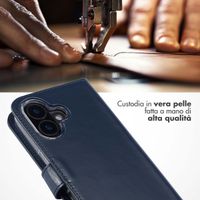 Selencia Cover a libro in vera pelle Apple iPhone 16 - Blu