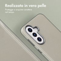 Accezz Cover in Pelle con MagSafe Samsung Galaxy A57 (5G) - Light Grey