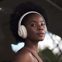 Beats Cuffie Studio Pro senza fili con cancellazione del rumore (ANC) - Sandstone