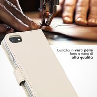 Selencia Cover a libro in vera pelle Apple iPhone SE (2022 / 2020) / 8 / 7 - Greige