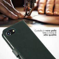 Selencia Cover a libro in vera pelle Apple iPhone 17e / 16e - Verde
