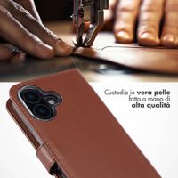 Selencia Cover a libro in vera pelle Apple iPhone 16 - Marrone chiaro