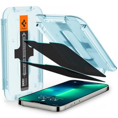 Spigen Vetro temperato privacy GLAStR EZ Fit + Applicatore - confezione da 2 Apple iPhone 13 / 13 Pro