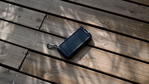 imoshion Powerbank solare da 10.000 mAh – powerbank wireless a energia solare – Quick Charge e Power Delivery – Nero