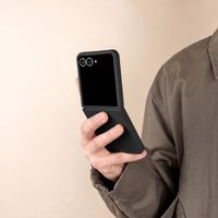 Accezz Cover Posteriore in Silicone Liquido Samsung Galaxy Z Flip 8 - Nero