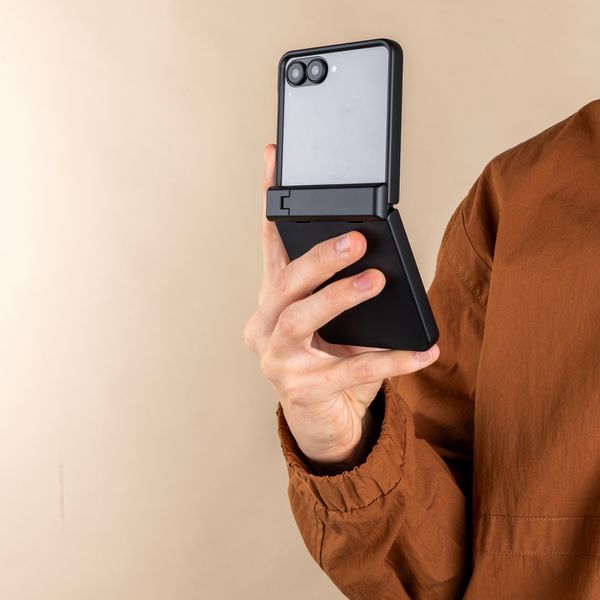 imoshion Color Backcover con supporto Samsung Galaxy Z Flip 8 - Nero