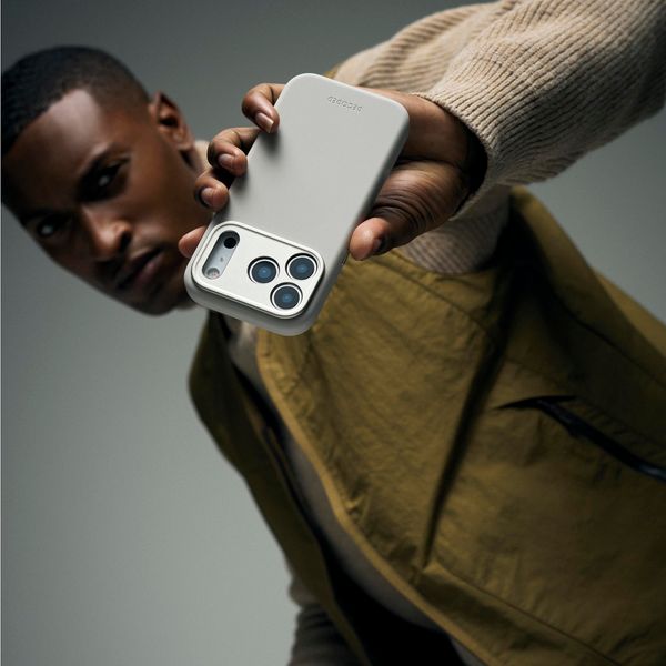 Decoded Cover in Silicone MagSafe Apple iPhone 17 - Soft Taupe