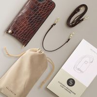 Selencia Cover per telefono Nova Croco con cordino e portacarte Apple iPhone 17e / 16e - Burgundy