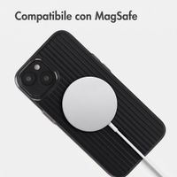 Accezz Cover Lite con MagSafe | Fluted | Apple iPhone 13 - Nero