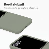 Accezz Cover in silicone liquido con MagSafe Samsung Galaxy Z Flip 8 - Cooper Green