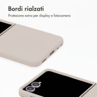 Accezz Cover in silicone liquido con MagSafe Samsung Galaxy Z Flip 8 - Stone