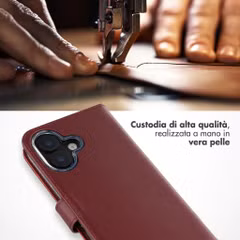 Selencia Cover a libro in vera pelle Apple iPhone 16 - Burgundy