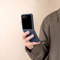 Accezz Cover Posteriore in Silicone Liquido Samsung Galaxy Z Flip 8 - Blu scuro