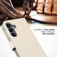 Selencia Cover a libro in vera pelle Samsung Galaxy S24 - Greige