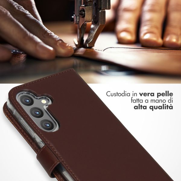 Selencia Cover a libro in vera pelle Samsung Galaxy S24 - Marrone scuro