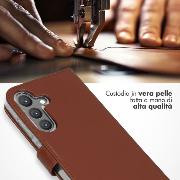 Selencia Cover a libro in vera pelle Samsung Galaxy S24 - Marrone chiaro