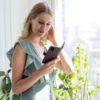 Selencia Cover a libro in vera pelle Apple iPhone 11 - Marrone