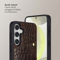 Selencia Cover per telefono Nova Croco con cordino e portacarte Samsung Galaxy S25 / S24 - Choco Brown