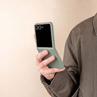 Accezz Cover in silicone liquido con MagSafe Samsung Galaxy Z Flip 8 - Cooper Green