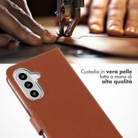 Selencia Cover a libro in vera pelle Samsung Galaxy A26 - Marrone chiaro