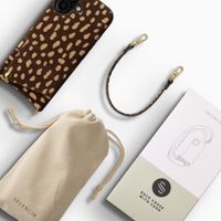 Selencia Nova cover posteriore in vera pelle con portacarte Apple iPhone 16 - Fawn Chic