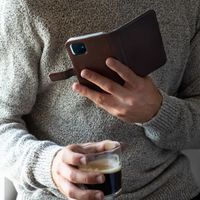 Selencia Cover a libro in vera pelle Apple iPhone 11 - Marrone