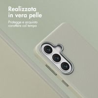 Accezz Cover in Pelle con MagSafe Samsung Galaxy S26 - Light Grey