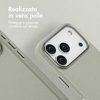 Accezz Cover in Pelle con MagSafe Apple iPhone 17 Pro - Light Grey