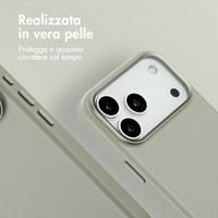 Accezz Cover in Pelle con MagSafe Apple iPhone 17 Pro Max - Light Grey