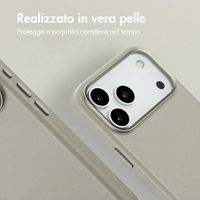 Accezz Cover in Pelle con MagSafe Apple iPhone 18 Pro Max / 17 Pro Max - Light Grey