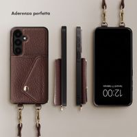 Selencia Cover per telefono Sera con cordino e portacarte a busta Samsung Galaxy S25 / S24 - Chocolate Brown