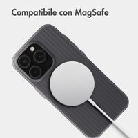 Accezz Cover Lite con MagSafe | Fluted | Apple iPhone 15 Pro - Grigio