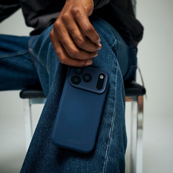 Decoded Cover in Silicone MagSafe Apple iPhone 17 Pro - True Navy