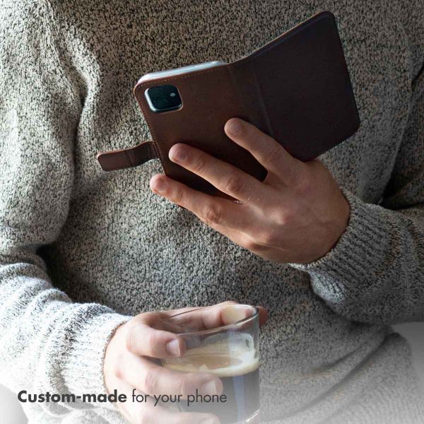 Selencia Cover a libro in vera pelle Apple iPhone 17 Pro - Marrone