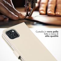 Selencia Cover a libro in vera pelle Apple iPhone 15 - Greige