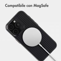 Accezz Cover Lite con MagSafe | Fluted | Apple iPhone 15 Pro - Nero
