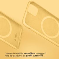 Accezz Cover in silicone liquido con MagSafe Apple iPhone 14 Pro Max - Giallo
