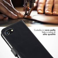 Selencia Cover a libro in vera pelle Apple iPhone 17e / 16e - Nero