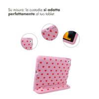 imoshion Cover Posteriore Kidsproof Design con maniglia Apple iPad 9 (2021) 10.2 pollici / iPad 8 (2020) 10.2 pollici / iPad 7 (2019) 10.2 pollici - Cuori rossi