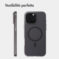 Accezz Cover Lite con MagSafe | Fluted | Apple iPhone 16 Pro Max - Grigio