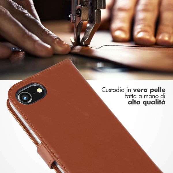 Selencia Cover a libro in vera pelle Apple iPhone 17e / 16e - Marrone chiaro