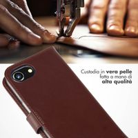 Selencia Cover a libro in vera pelle Apple iPhone 17e / 16e - Marrone