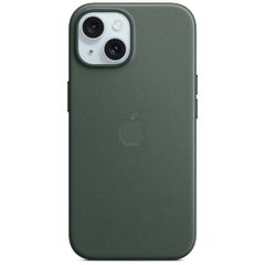 Apple Cover Posteriore FineWoven con MagSafe Apple iPhone 15 - Evergreen