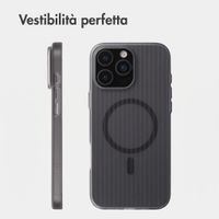 Accezz Cover Lite con MagSafe | Fluted | Apple iPhone 16 Pro - Grigio