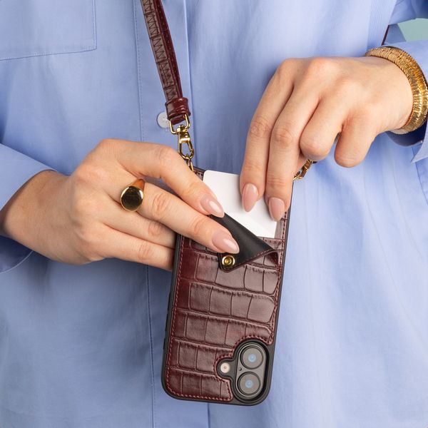 Selencia Cover per telefono Nova Croco con cordino e portacarte Apple iPhone 16 Pro - Burgundy