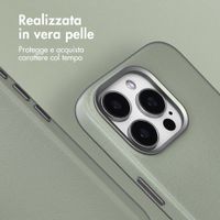 Accezz Cover in Pelle con MagSafe Apple iPhone 15 Pro - Light Grey