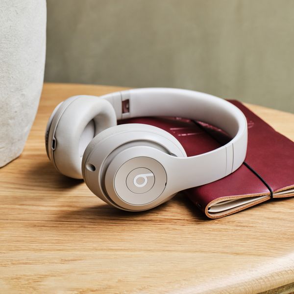 Beats Cuffie Studio Pro senza fili con cancellazione del rumore (ANC) - Sandstone