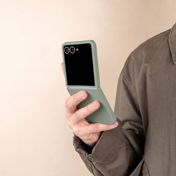 Accezz Cover Posteriore in Silicone Liquido Samsung Galaxy Z Flip 8 - Cooper Green